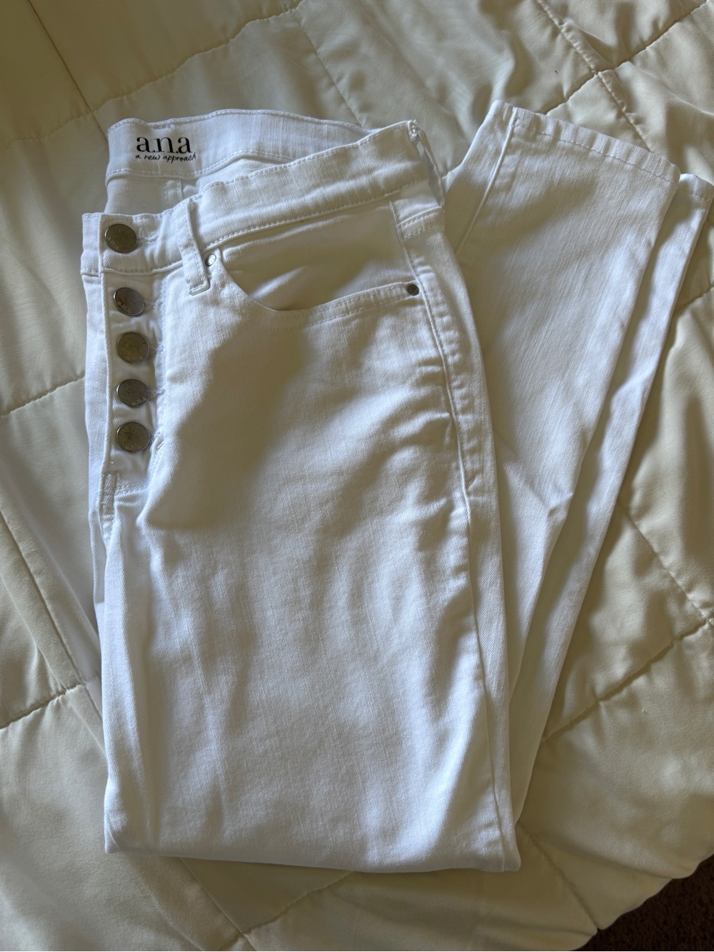 a.n.a White High-Rise Button-Fly Skinny Jeans - Women
